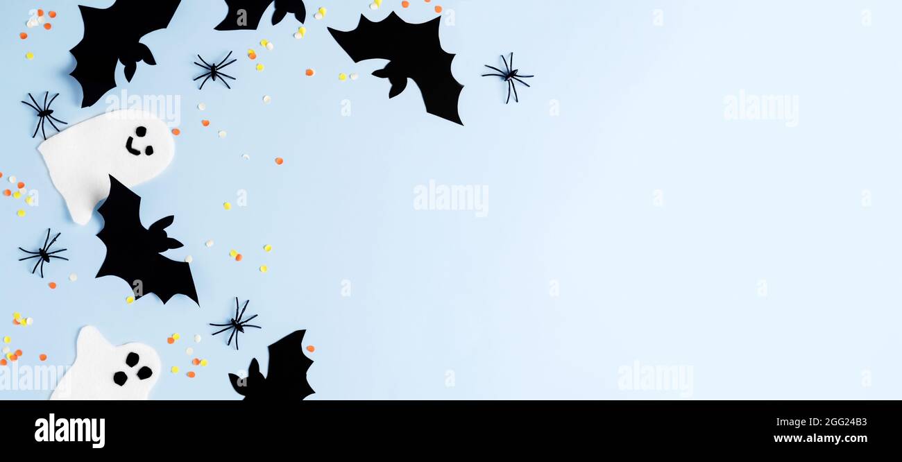 Halloween Party carte postale concepts avec décor drôle, fantôme, araignées et chauve-souris sur fond bleu, vue de dessus, bannière Banque D'Images