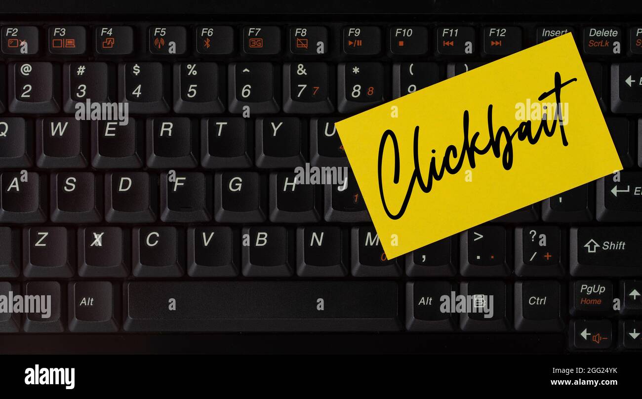 Gros plan d'un clavier avec une note et du texte Clickappât. Clickappât est  une méthode pour inciter l'utilisateur à cliquer sur un post dans  l'Internet Photo Stock - Alamy