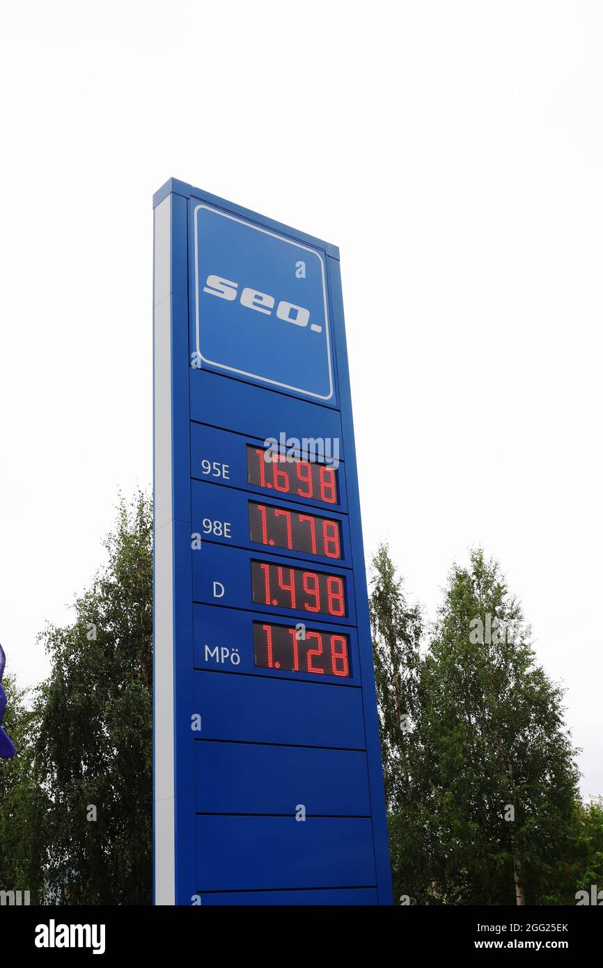 Tornio, Finlande - 22 août 2021 : panneau d'affichage de la marque de la station-service d'essence Seo avec prix. Banque D'Images