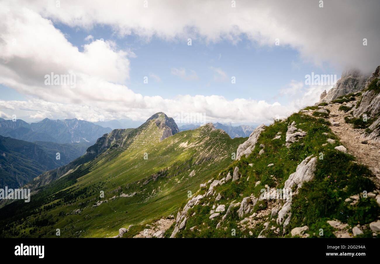 Le haut plateau de Montasio avec des pâturages verts en été et les Alpes juliennes (Jod di Montasio). Udine, Friuli Venezia Giulia, Italie, Europe Banque D'Images