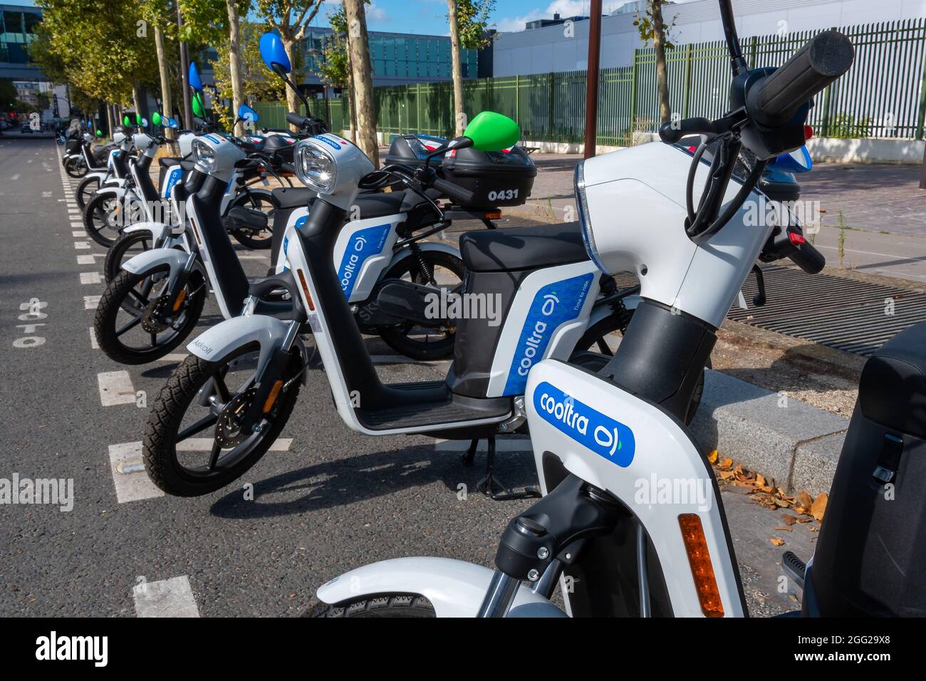 Location de scooters électriques en libre-service de la société espagnole  Cooltra garée dans une rue de Paris, France Photo Stock - Alamy