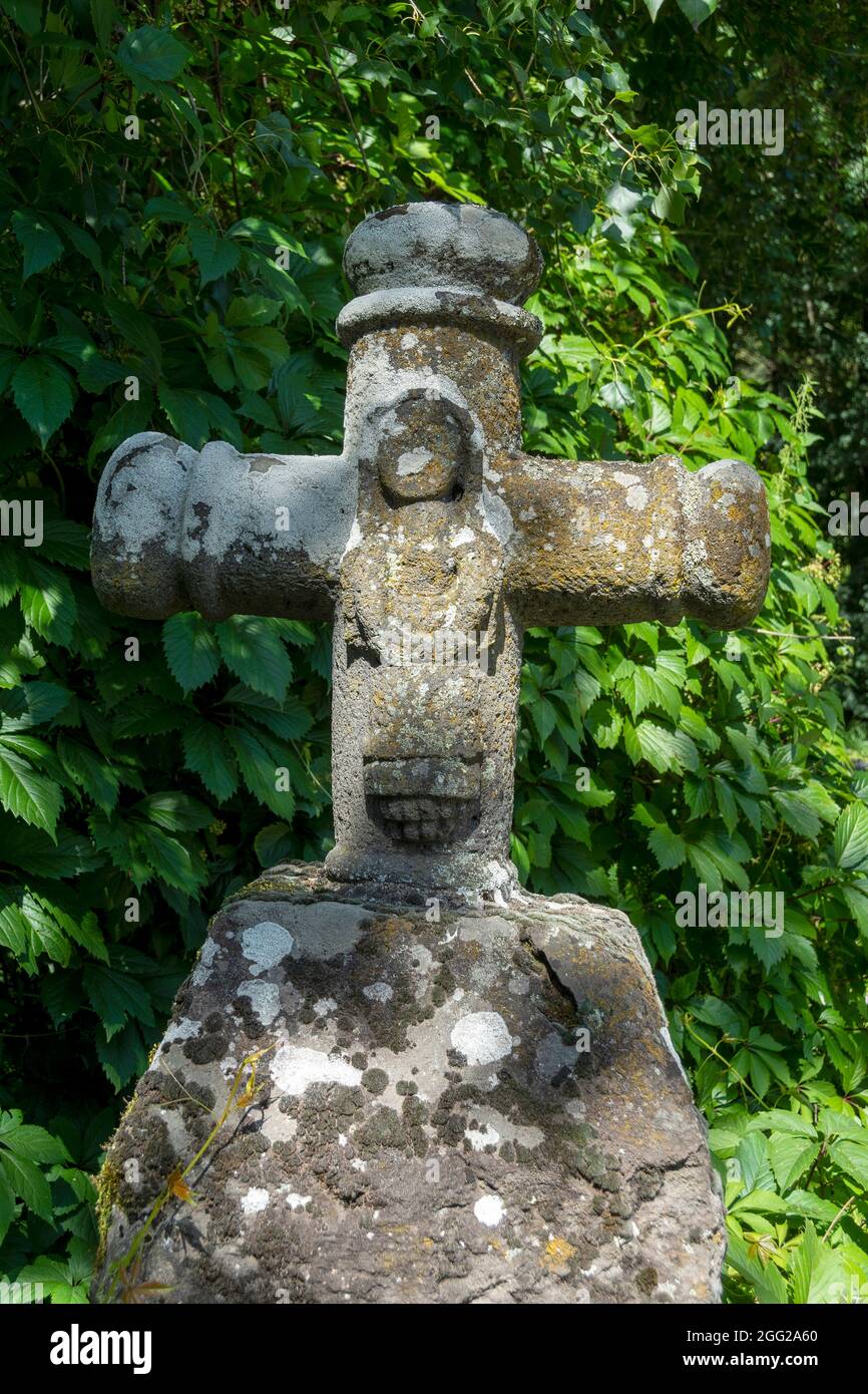 Croix en pierre du village de Courgoul. Puy de Dome. Auvergne Rhône Alpes. France Banque D'Images