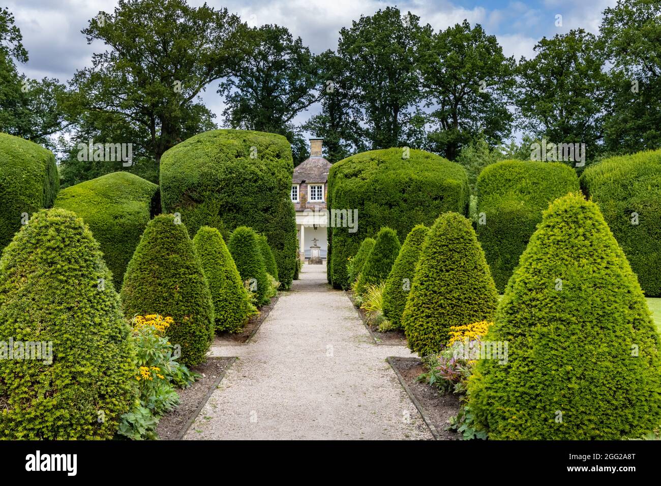 Sogel, Allemagne - 25 août 2021 : jardin paysagé de cloître baroque au château de Clemenswerth à Sogel Basse-Saxe en Allemagne Banque D'Images