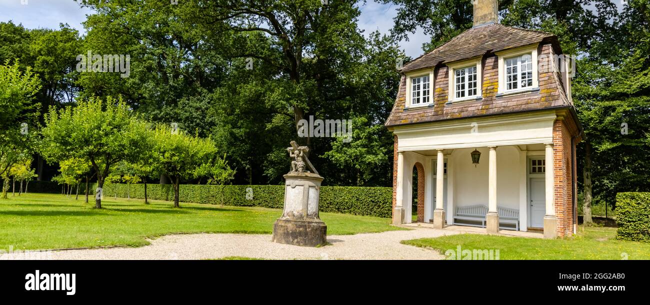 Sogel, Allemagne - 25 août 2021 : hose de thé dans le jardin paysagé de cloître au château de Clemenswerth à Sogel Basse-Saxe en Allemagne Banque D'Images