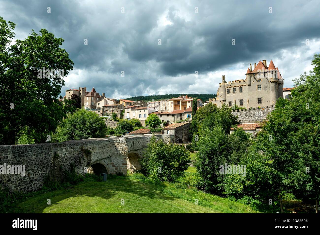 Village de Saint Amant Tallende, pont sur la rivière Monne et château de Murol à Saint Amant, Puy de Dome, Auvergne Rhône Alpes, France Banque D'Images