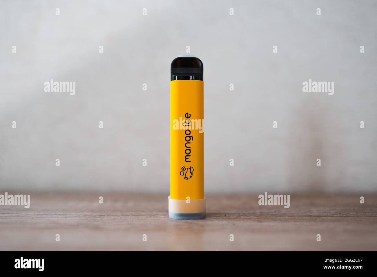 VAPE jaune mangue lectronique cigarette populaire systme IZI Photo Stock - Alamy VAPE jaune mangue lectronique cigarette populaire systme IZI Photo Stock - Alamy