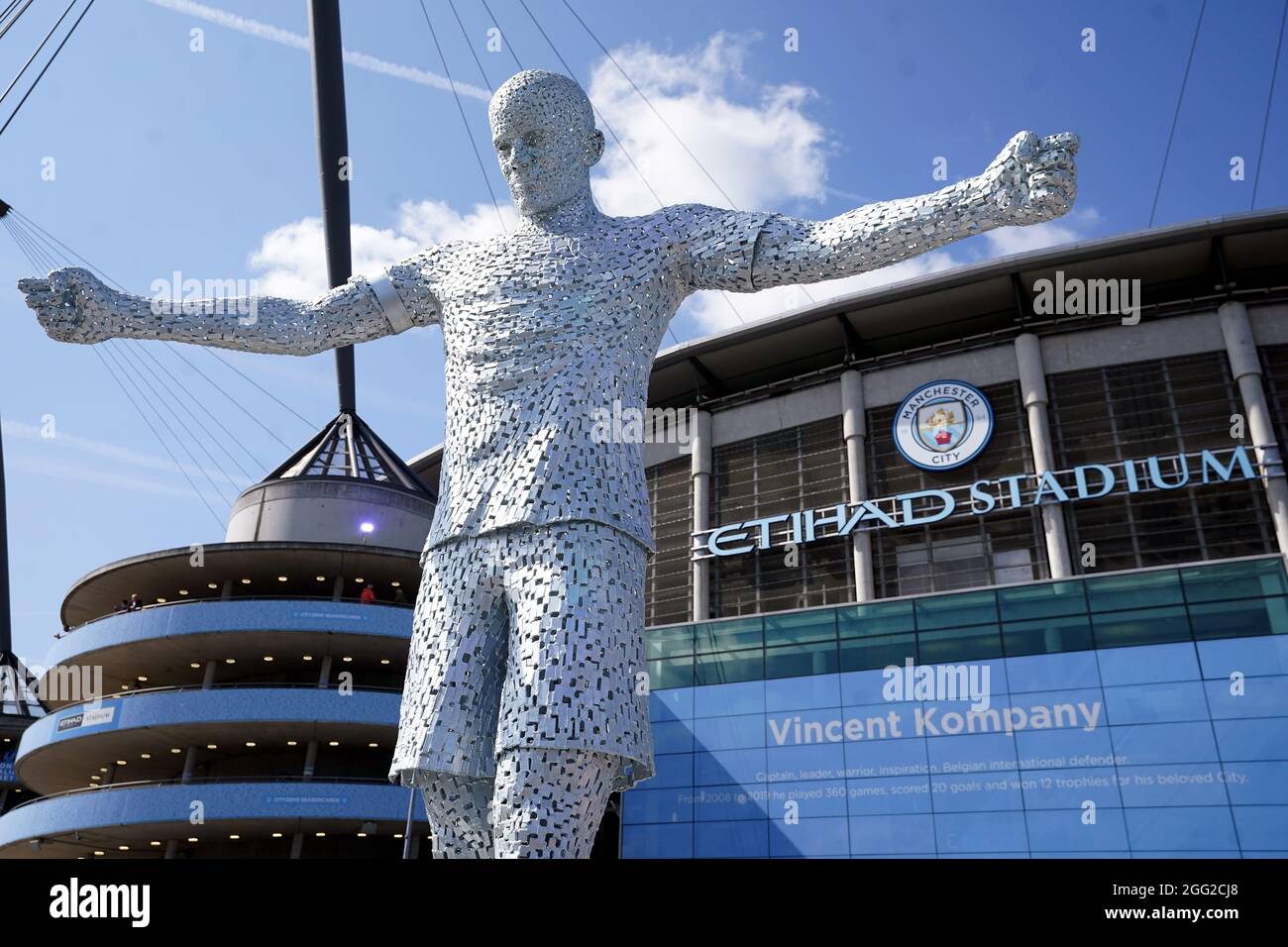 Une nouvelle statue de l'ancien joueur de Manchester City et capitaine Vincent Kompany devant le sol, devant le match de la Premier League au Etihad Stadium de Manchester. Date de la photo: Samedi 28 août 2021. Banque D'Images