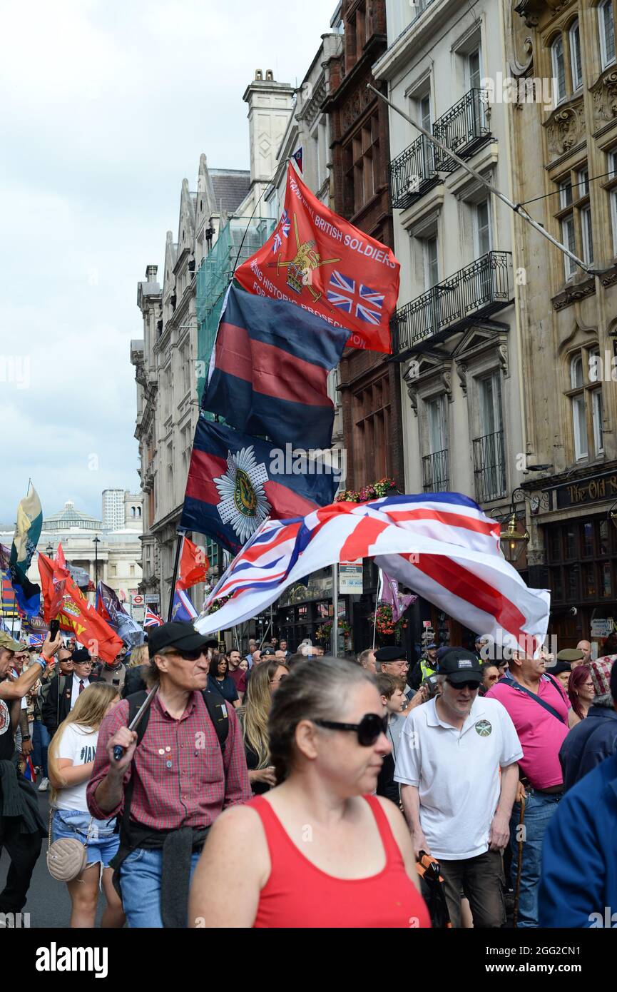 28 août, Londres, Royaume-Uni. Les anciens combattants et les familles de l'Irlande du Nord défilent dans Whitehall à Londres en signe de protestation, t devant les poursuites historiques engagées par certains anciens militaires Credit: graham mitchell/Alay Live News Banque D'Images