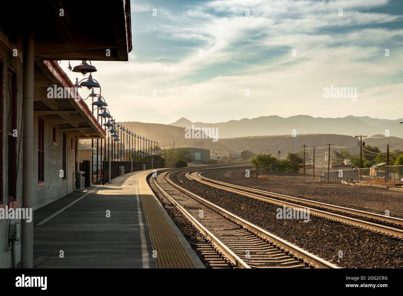 Vue en perspective en regardant les voies ferrées à la gare déserte de Kingman en Arizona Banque D'Images