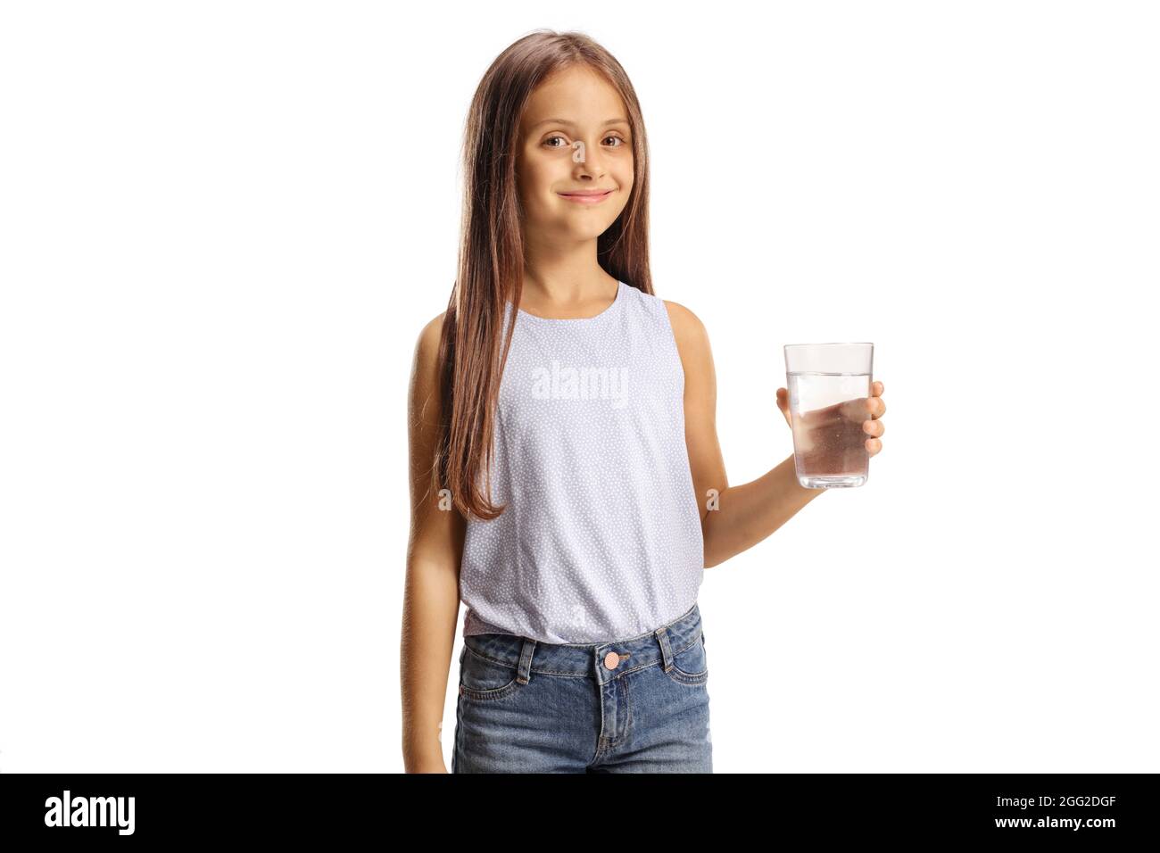 Fille tenant un verre d'eau isolé sur fond blanc Banque D'Images