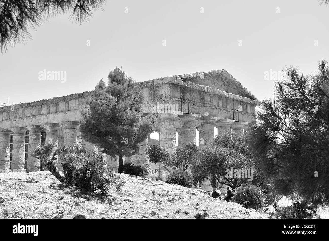 Vue en noir et blanc de l'ancien temple de Segesta, Sicile, Italie Banque D'Images