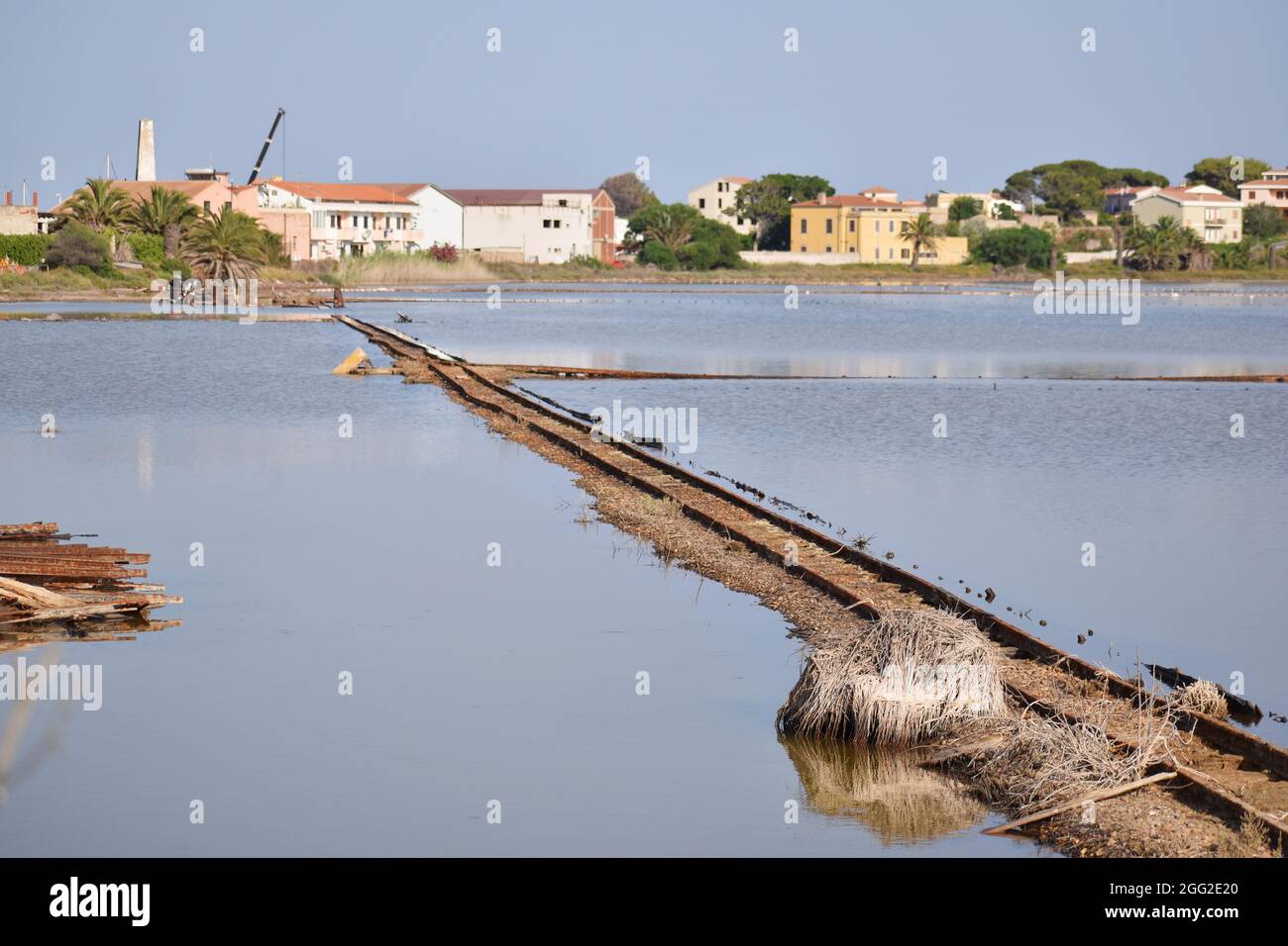 Vue panoramique sur les vestiges industriels dans la saline de Carloforte, île de San Pietro, Sardaigne, Italie Banque D'Images