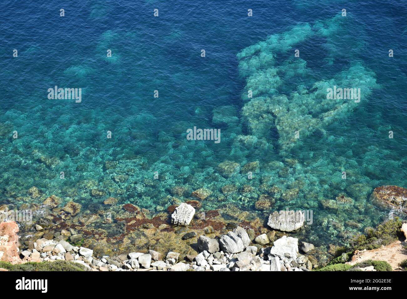 Eau bleue cristalline parmi les rochers du cap Sandalo, île de San Pietro, Sardaigne, Italie Banque D'Images