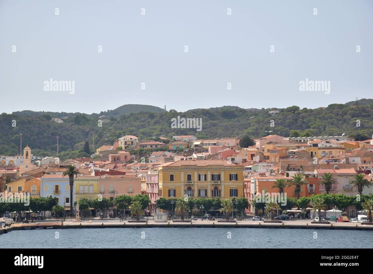 Vue sur le port et la vieille ville de Carloforte, San Pietro, Sardaigne, Italie Banque D'Images
