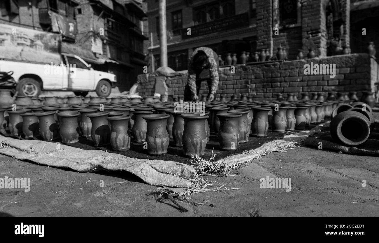 Un lot frais de pots d'argile se prélasser au soleil du matin à la poterie Sqaure à Bhaktapur. Banque D'Images