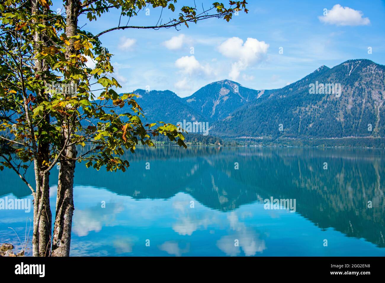 Paysage de hautes montagnes et le ciel bleu se reflétant sur l'eau du lac Banque D'Images