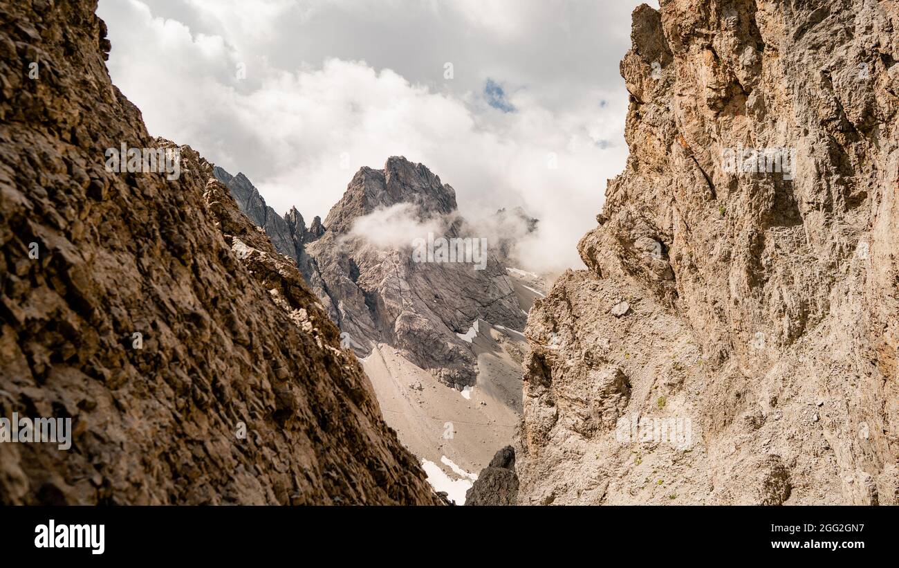 Aventure d'un grimpeur réussi et passion pour la montagne. Concept de sport et de vie active Banque D'Images