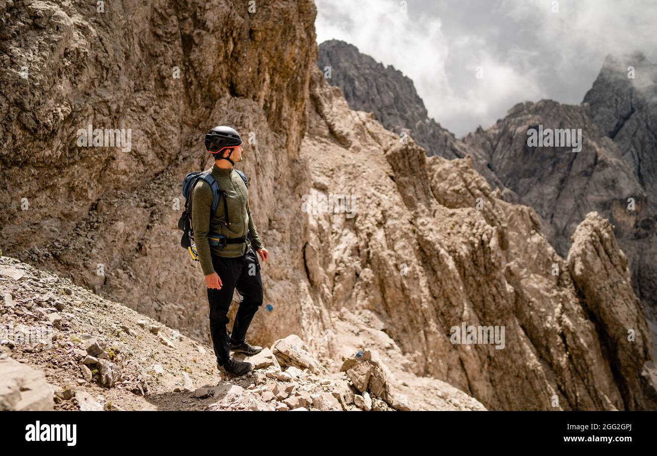 Aventure d'un grimpeur réussi et passion pour la montagne. Concept de sport et de vie active Banque D'Images