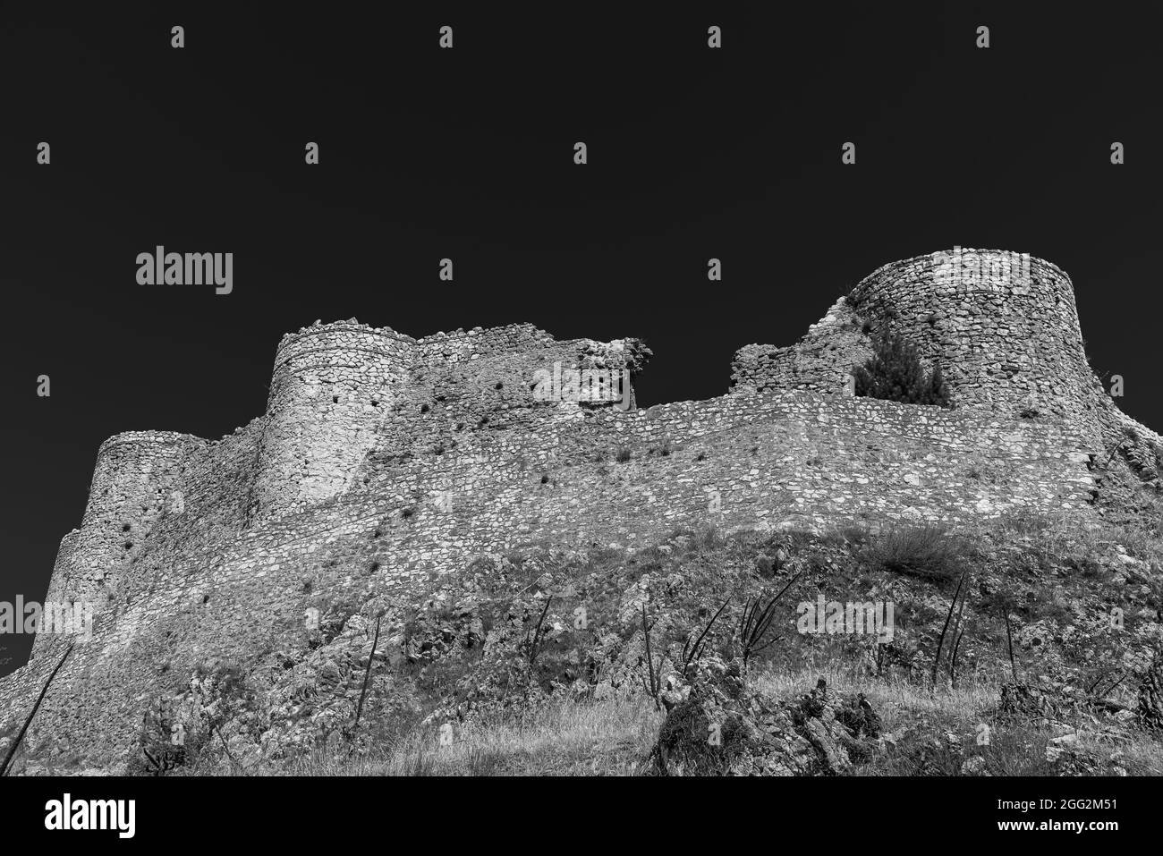 Au sommet de la colline sur laquelle la ville est construite, il y a les ruines d'un château normand construit sur une forteresse Lombard préexistante, sujet de goujon Banque D'Images