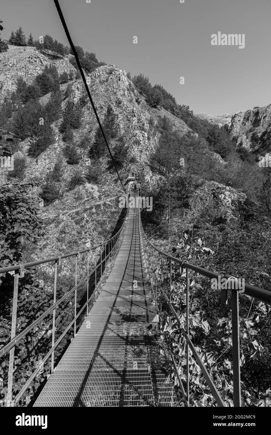 Un pont métallique suspendu dans les airs, de 234 mètres de long et atteignant 140 mètres au-dessus du niveau du sol, a été installé près du château de Roccamandolfi pour Banque D'Images