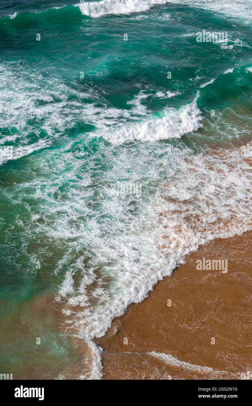 Vue aérienne sur les vagues de l'océan et la plage. Fond bleu. Vue sur la mer. Plage de l'océan Atlantique avec papier peint de texture sable, affiche Banque D'Images