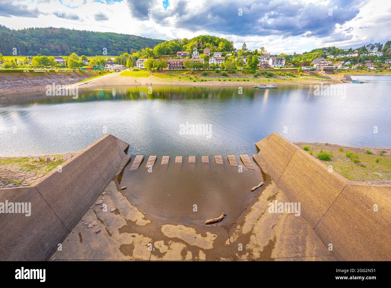 Rurberg et Rursee lors d'une belle journée en été. Point de repère touristique pour les cyclistes, les sports nautiques et les activités d'hyking. Banque D'Images