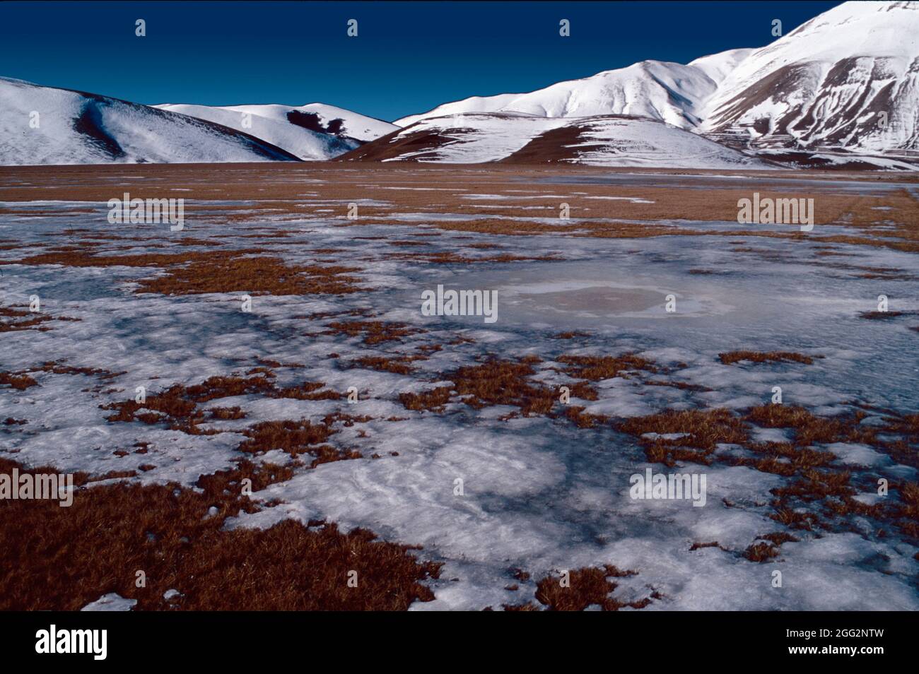 Vue sur quelques montagnes près de Castelluccio di Norcia, Norcia, Ombrie, Italie Banque D'Images