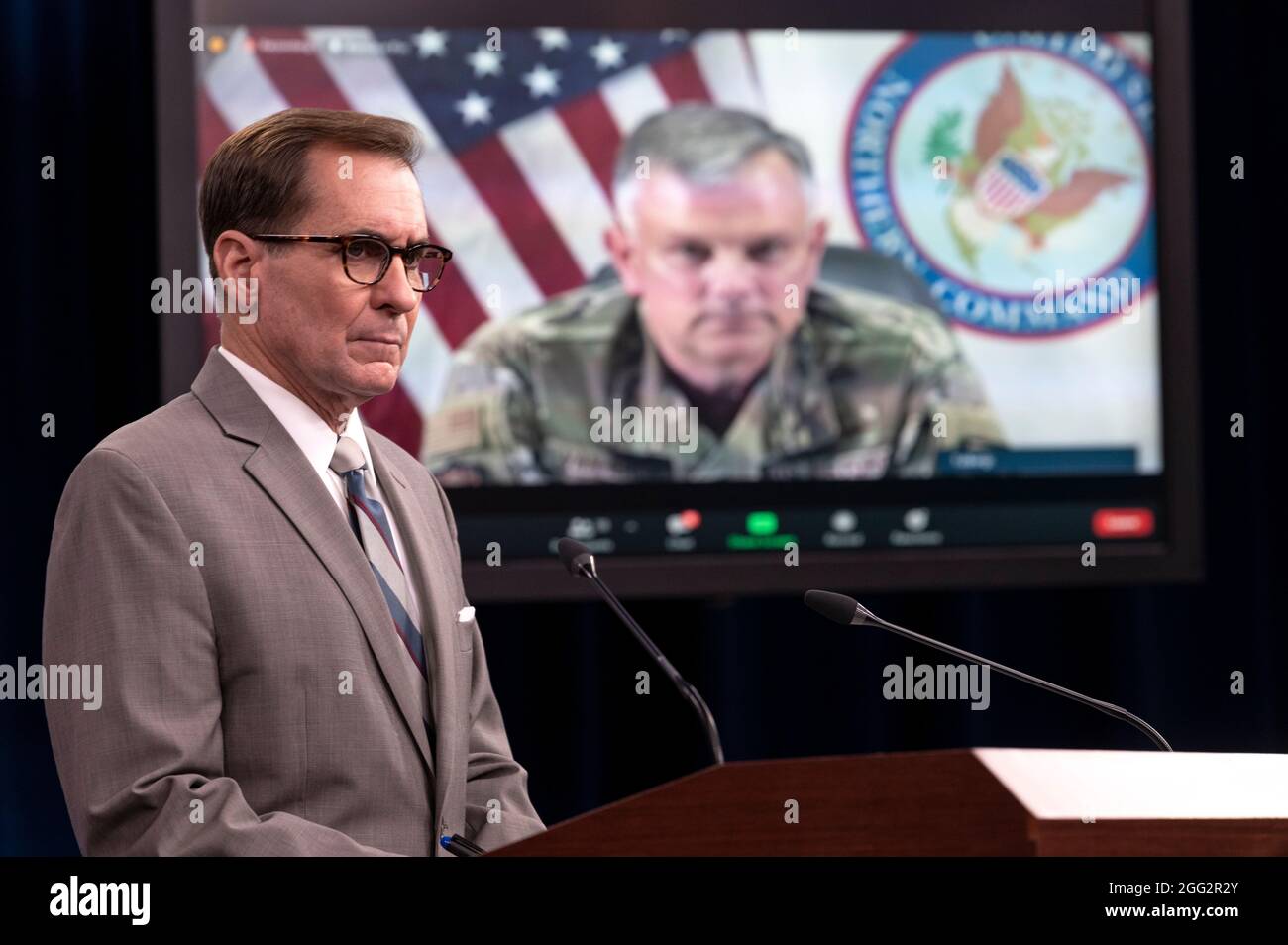 Le secrétaire de presse du Pentagone, John Kirby, et le général de la Force aérienne, Glen D. Vanherck, commandant du Commandement du Nord des États-Unis et du Commandement de la défense aérospatiale de l'Amérique du Nord (participation virtuelle), en font un exposé aux médias dans la salle d'information du Pentagone, Washington, D.C., le 27 août 2021. (Photo DoD par Lisa Ferdinando) Banque D'Images