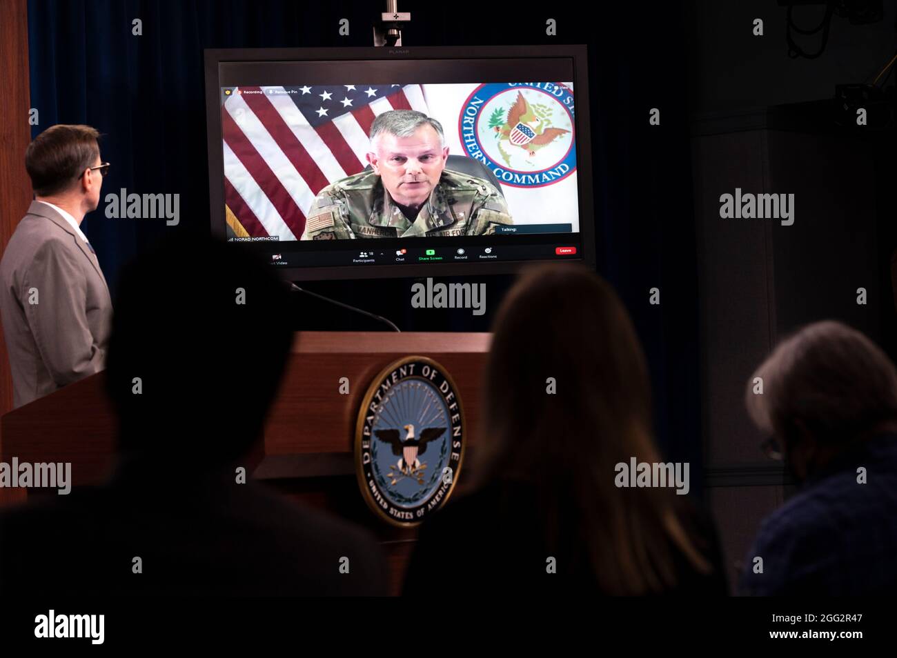 Le secrétaire de presse du Pentagone, John Kirby, et le général de la Force aérienne, Glen D. Vanherck, commandant du Commandement du Nord des États-Unis et du Commandement de la défense aérospatiale de l'Amérique du Nord (participation virtuelle), en font un exposé aux médias dans la salle d'information du Pentagone, Washington, D.C., le 27 août 2021. (Photo DoD par Lisa Ferdinando) Banque D'Images