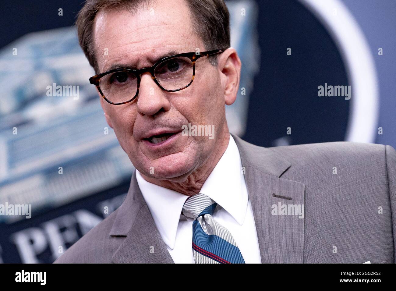 Le secrétaire de presse du Pentagone, John Kirby, et le général de la Force aérienne, Glen D. Vanherck, commandant du Commandement du Nord des États-Unis et du Commandement de la défense aérospatiale de l'Amérique du Nord (participation virtuelle), en font un exposé aux médias dans la salle d'information du Pentagone, Washington, D.C., le 27 août 2021. (Photo DoD par Lisa Ferdinando) Banque D'Images