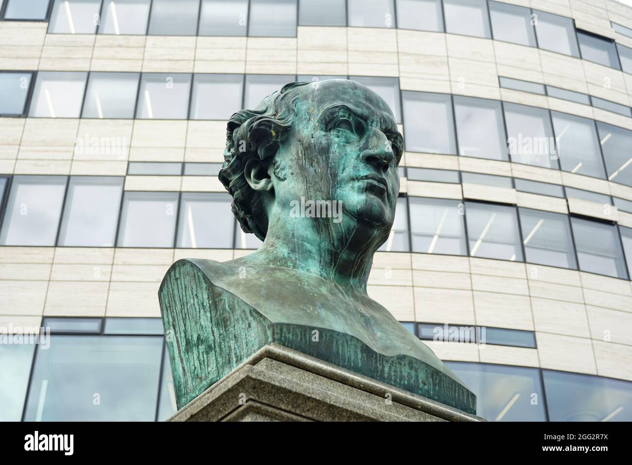 Buste en bronze historique de Friedrich Wilhelm von Schadow, dévoilé en 1869, devant un immeuble de bureaux moderne à la maison de Cologne, en Allemagne. Banque D'Images