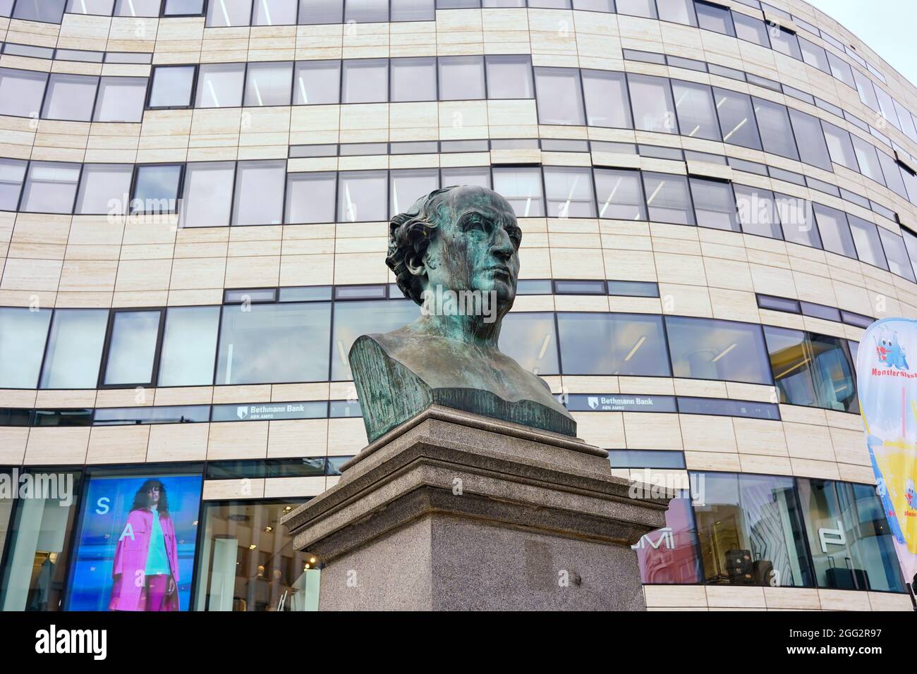Sculpture en bronze historique de Friedrich Wilhelm von Schadow, dévoilée en 1869, devant un immeuble moderne de bureaux et de magasins à Düsseldorf, en Allemagne. Banque D'Images
