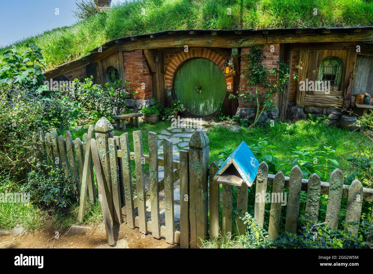Green Door Hobbit Hole Home On the Hobbiton Movie Set for the Lord of the Rings Movie Trilogy à Matamata Nouvelle-Zélande UNE attraction touristique populaire Banque D'Images