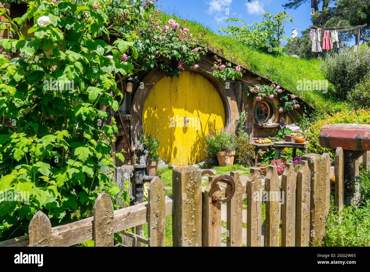 Yellow Door Hobbit Hole Home On the Hobbiton Movie Set pour le Seigneur des anneaux Movie Trilogy à Matamata Nouvelle-Zélande UNE attraction touristique populaire Banque D'Images