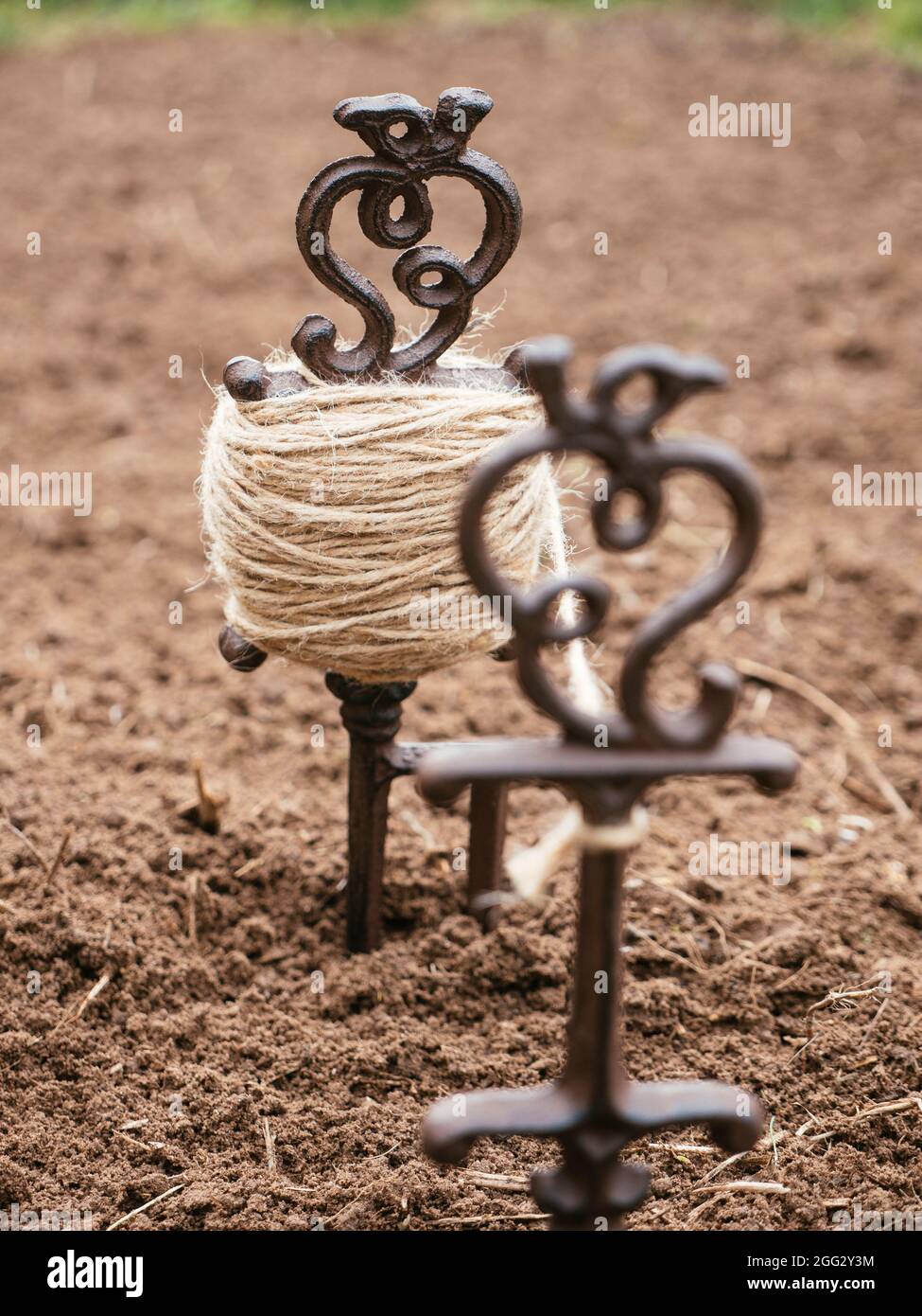 Marqueur de rang en fonte avec cordon de jute pur. Banque D'Images