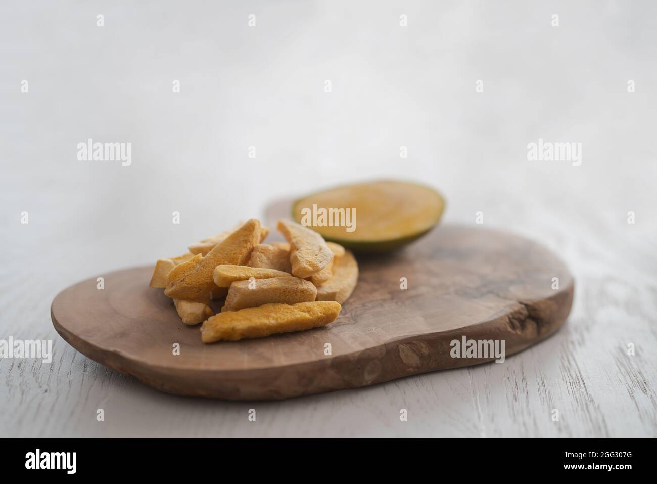 Mangue lyophilisée avec un frais sur panneau de bois d'olive avec espace de copie, peu de profondeur de mise au point, Banque D'Images