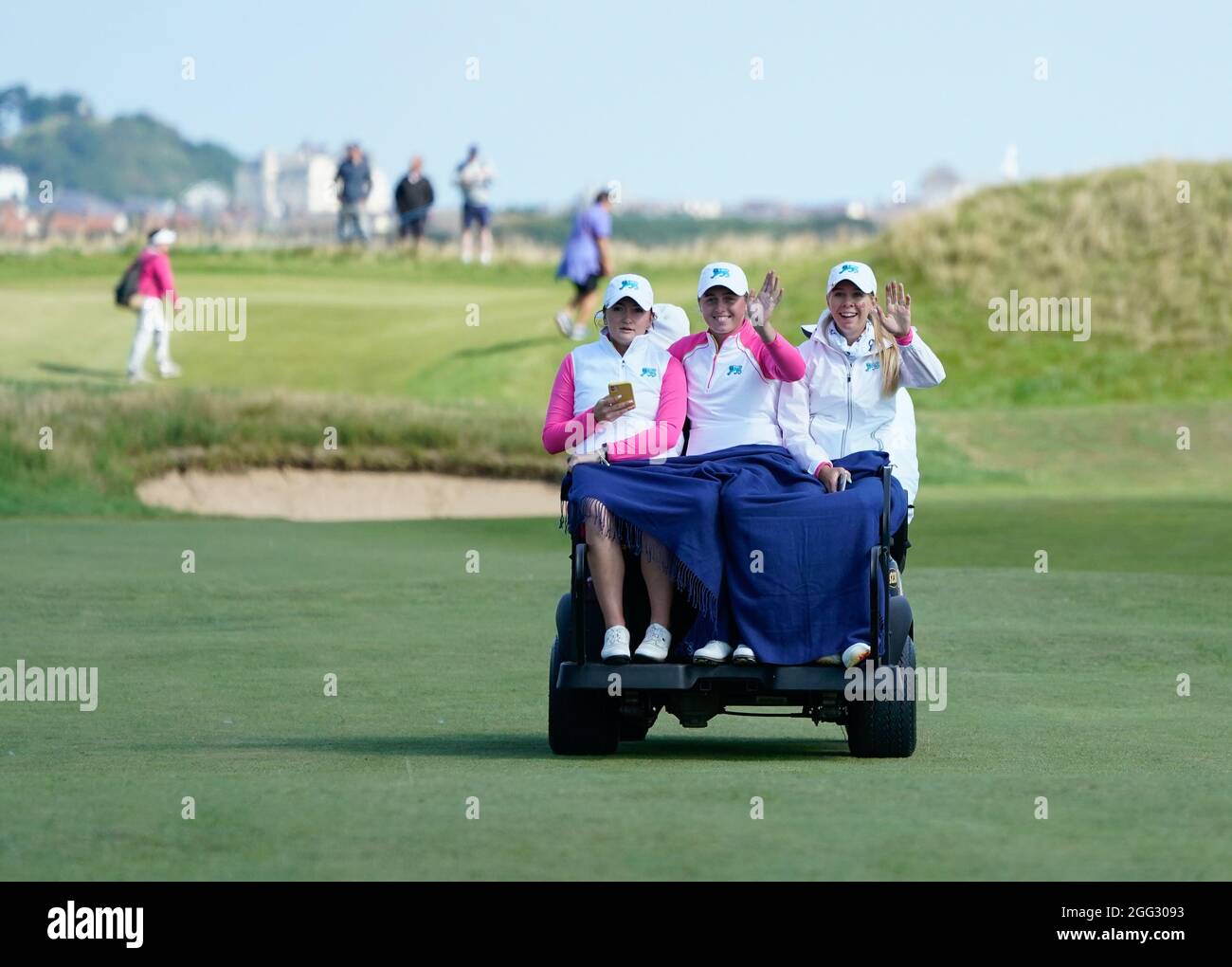 Charlotte Heath, Hannah Darling et Annabell Fuller de l'équipe GB&I ramèneront un voiturette au club après les matchs de la coupe Curtis 2021 jour 2 - Foursomes du matin au Conwy Golf Club, Conwy, pays de Galles, le 27/8/21 . (Steve Flynn/image of Sport/Sipa USA) Banque D'Images
