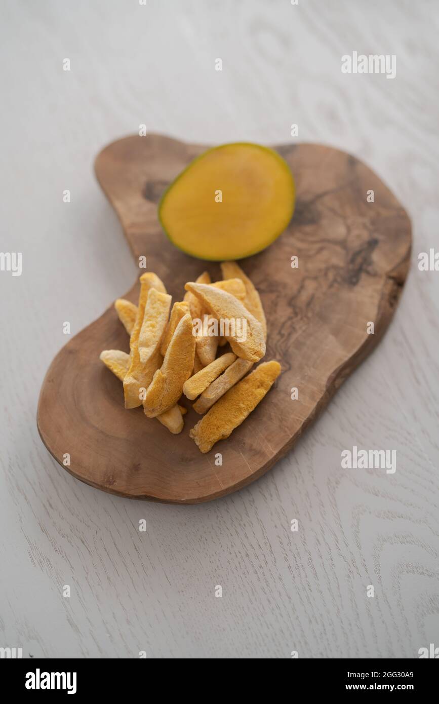 Mangue lyophilisée avec un frais sur panneau de bois d'olive, peu profonde mise au point Banque D'Images