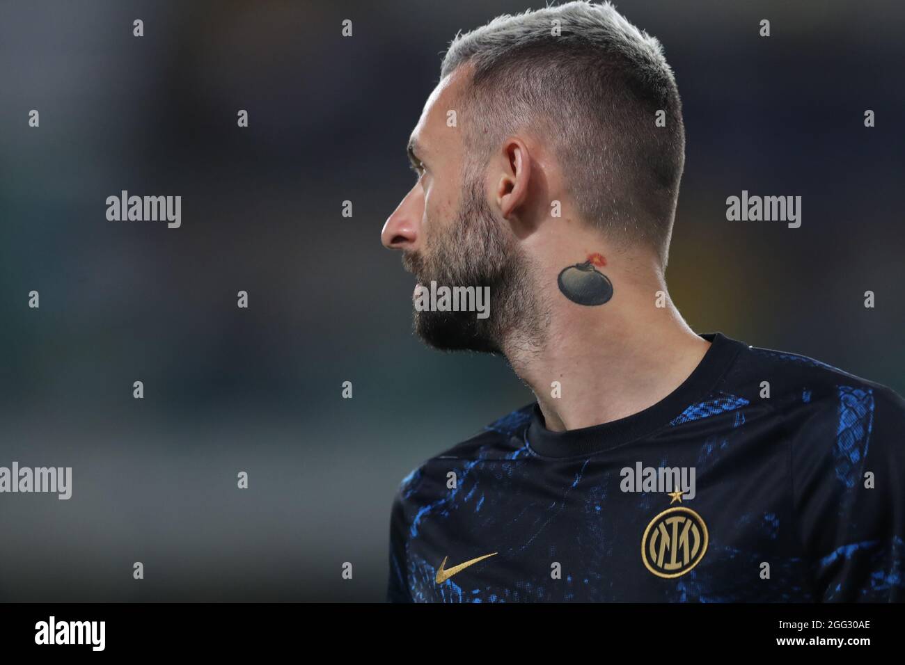 Vérone, Italie, 27 août 2021. Un tatouage d'une bombe à retardement est vu sur le cou de Marcelo Brozovic du FC Internazionale pendant l'échauffement avant le Serie UN match au Stadio Marcantonio Bentegodi, Vérone. Le crédit photo devrait se lire: Jonathan Moscrop / Sportimage Banque D'Images