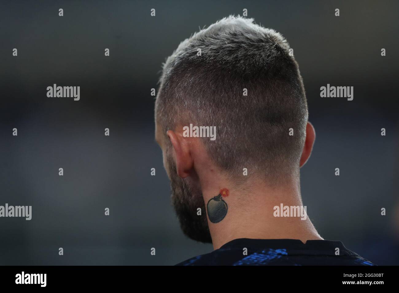 Vérone, Italie, 27 août 2021. Un tatouage d'une bombe à retardement est vu sur le cou de Marcelo Brozovic du FC Internazionale pendant l'échauffement avant le Serie UN match au Stadio Marcantonio Bentegodi, Vérone. Le crédit photo devrait se lire: Jonathan Moscrop / Sportimage Banque D'Images