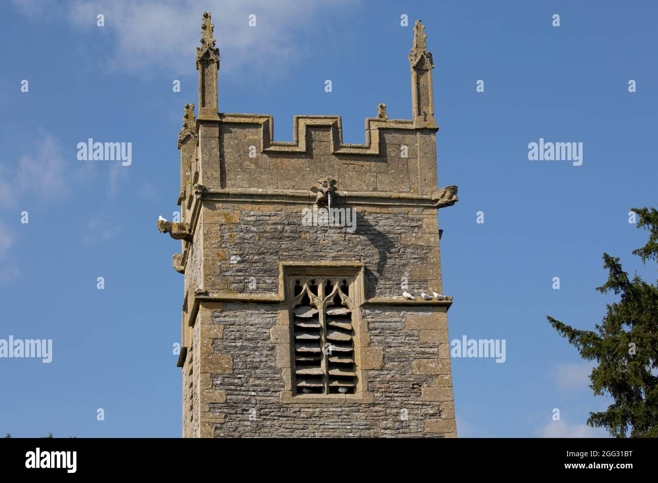 Église Saint-Nicolas Episcopale médiévale Littleton moyen construite en lias bleues en pierre du XIIe siècle, remodelée l'enturry du 13C et refaite par F Pre Banque D'Images