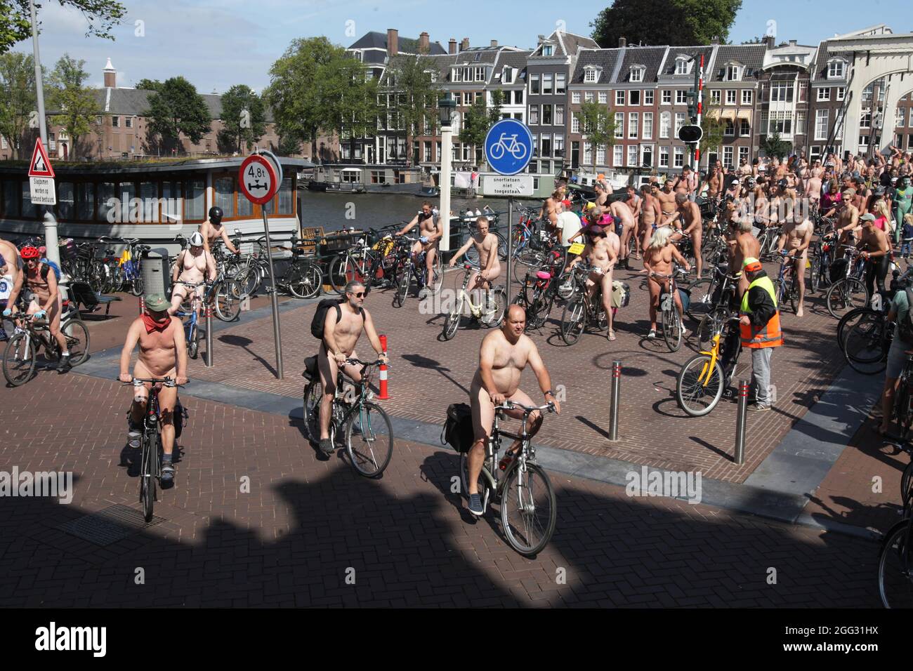Amsterdam, pays-Bas. 28 août 2021. (NOTE DE LA RÉDACTION: L'image contient  de la nudité) les manifestants à vélo prennent part au World Naked Bike  Ride au milieu de la pandémie du coronavirus