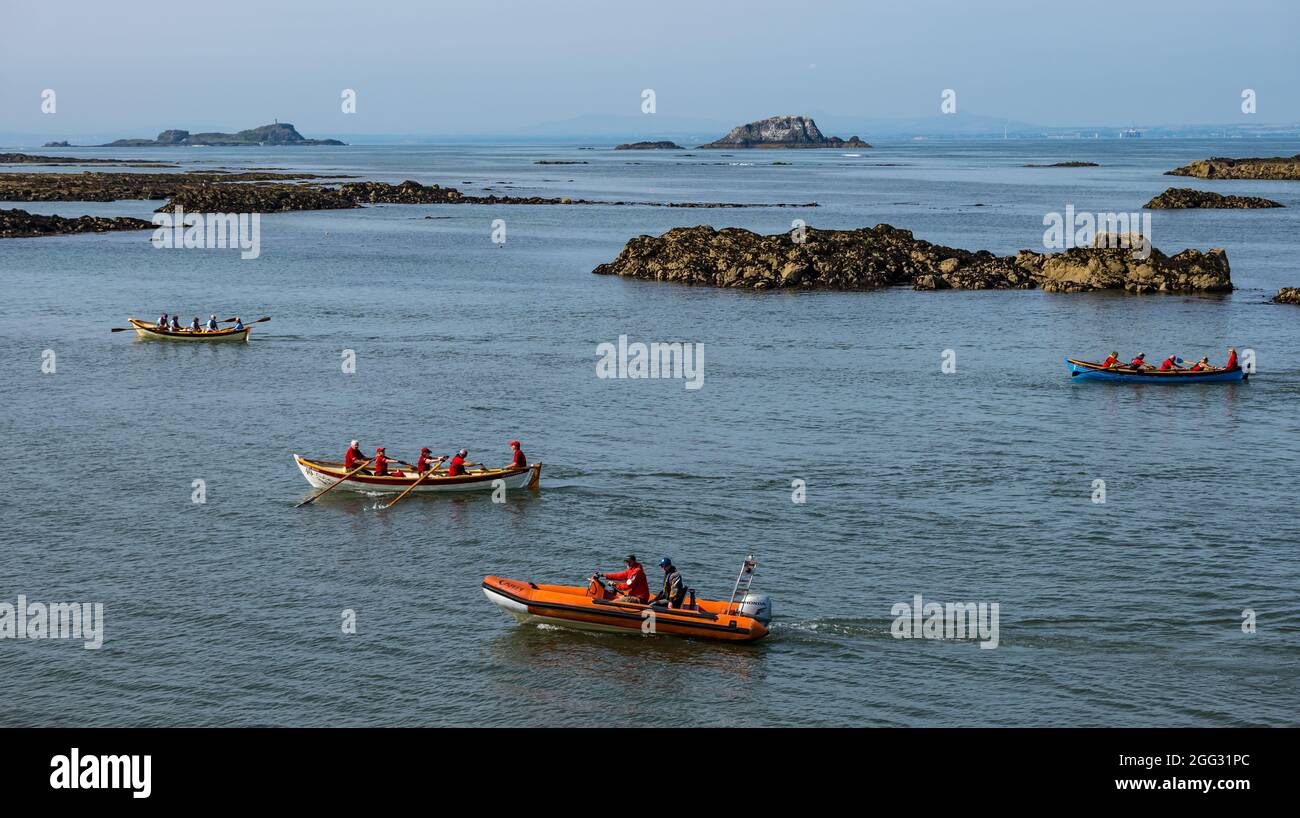 North Berwick, East Lothian, Écosse, Royaume-Uni, 28 août 2021. Météo au Royaume-Uni : sports nautiques. Photo : les équipes des clubs d'aviron côtiers de Firth of Forth concourent dans une régate sur les bateaux d'aviron de St Ayle lors d'une journée ensoleillée Banque D'Images