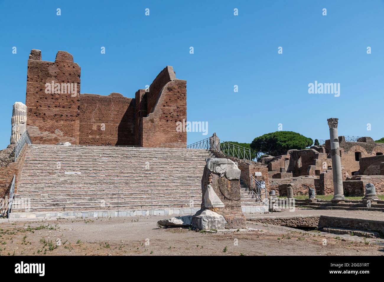 Le Capitole à des fouilles archéologiques de Ostia Antica entourée de ruines, colonnes et demeure de statues et bas-reliefs Banque D'Images