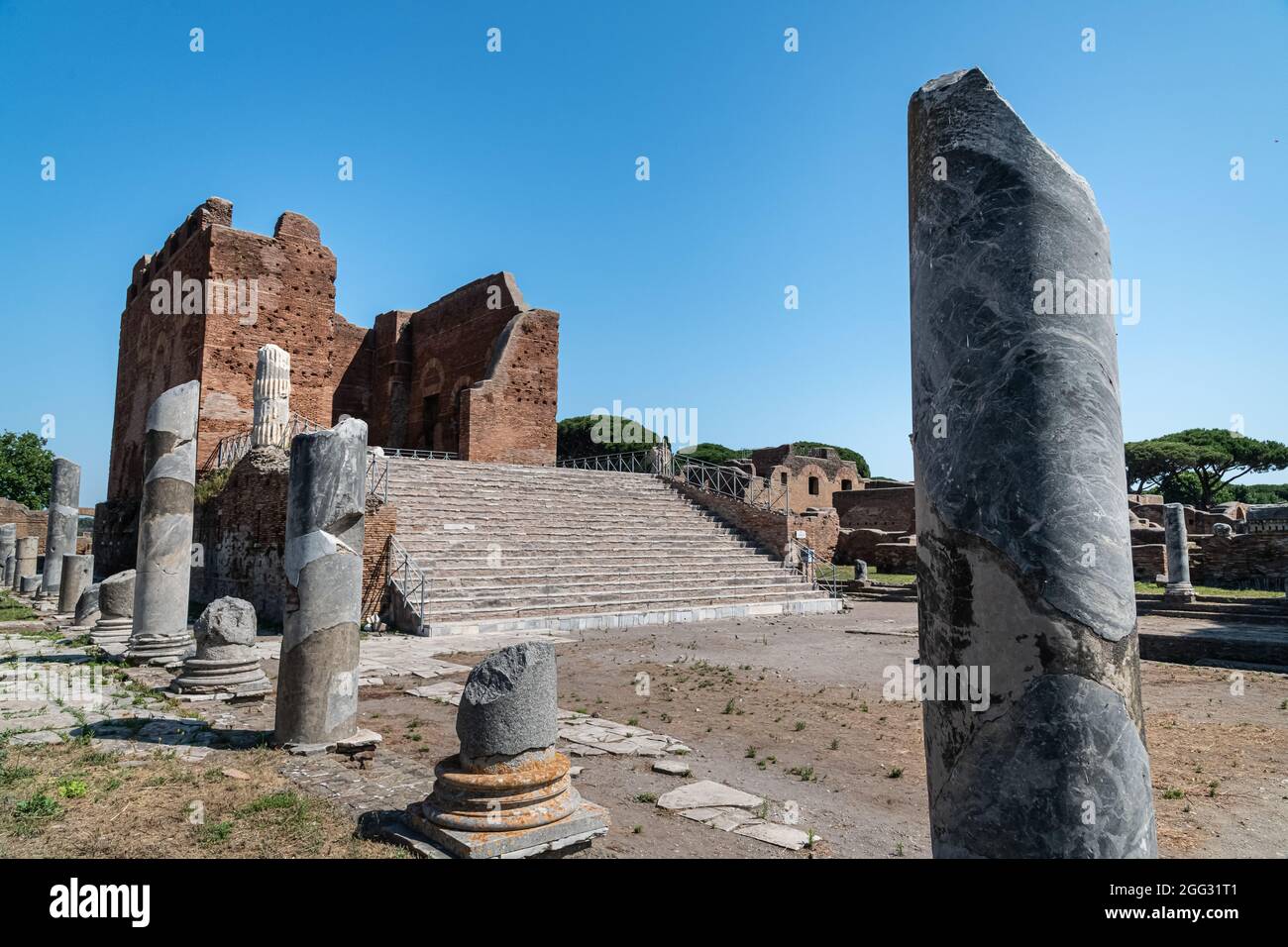Le Capitole à des fouilles archéologiques de Ostia Antica entourée de ruines, colonnes et demeure de statues et bas-reliefs Banque D'Images