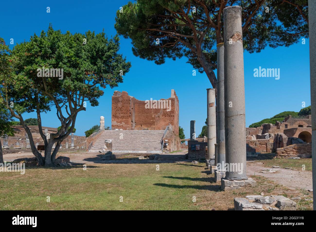Le Capitole à des fouilles archéologiques de Ostia Antica entourée de ruines, colonnes et demeure de statues et bas-reliefs Banque D'Images