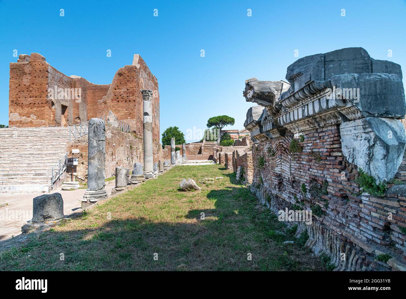 Le Capitole à des fouilles archéologiques de Ostia Antica entourée de ruines, colonnes et demeure de statues et bas-reliefs Banque D'Images