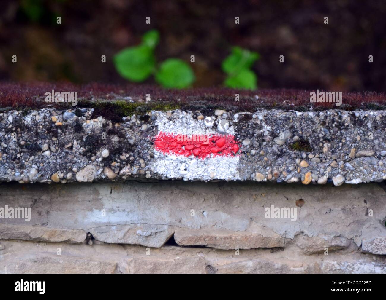 Panneau touristique sur le côté d'une fontaine en béton Banque D'Images