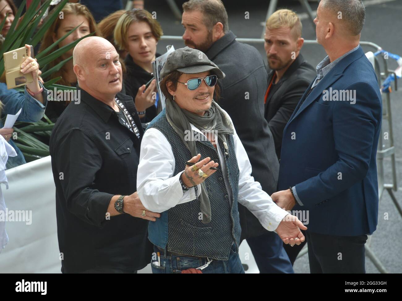 Karlovy Vary, République tchèque. 28 août 2021. L'acteur américain Johnny Depp, au centre, vient à une présentation du film Minamata au 55e Festival international du film de Karlovy Vary (KVIFF), le 28 août 2021, à Karlovy Vary, République tchèque. Crédit: Slavomir Kubes/CTK photo/Alamy Live News Banque D'Images
