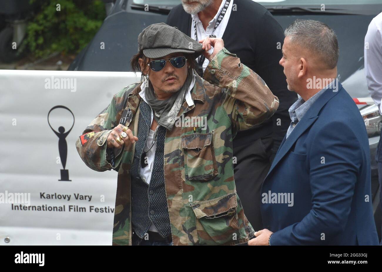Karlovy Vary, République tchèque. 28 août 2021. L'acteur américain Johnny Depp, à gauche, vient à une présentation du film Minamata au 55e Festival international du film de Karlovy Vary (KVIFF), le 28 août 2021, à Karlovy Vary, République tchèque. Crédit: Slavomir Kubes/CTK photo/Alamy Live News Banque D'Images